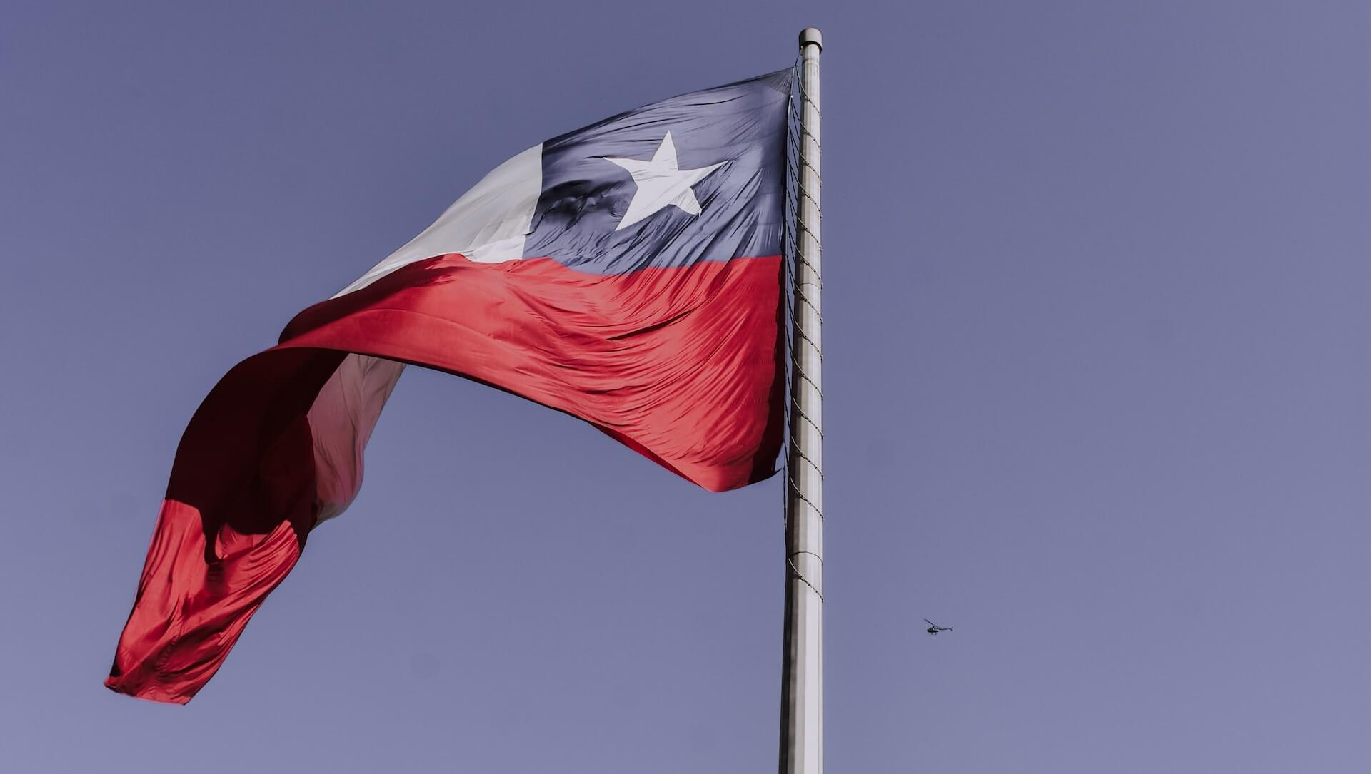 Una foto con la bandera de Chile al viento